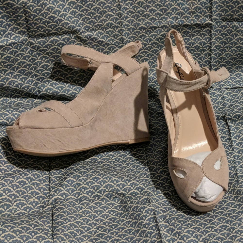 Clemance Strappy Sandal in Taupe